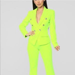 Eye catcher Neon Yellow suit